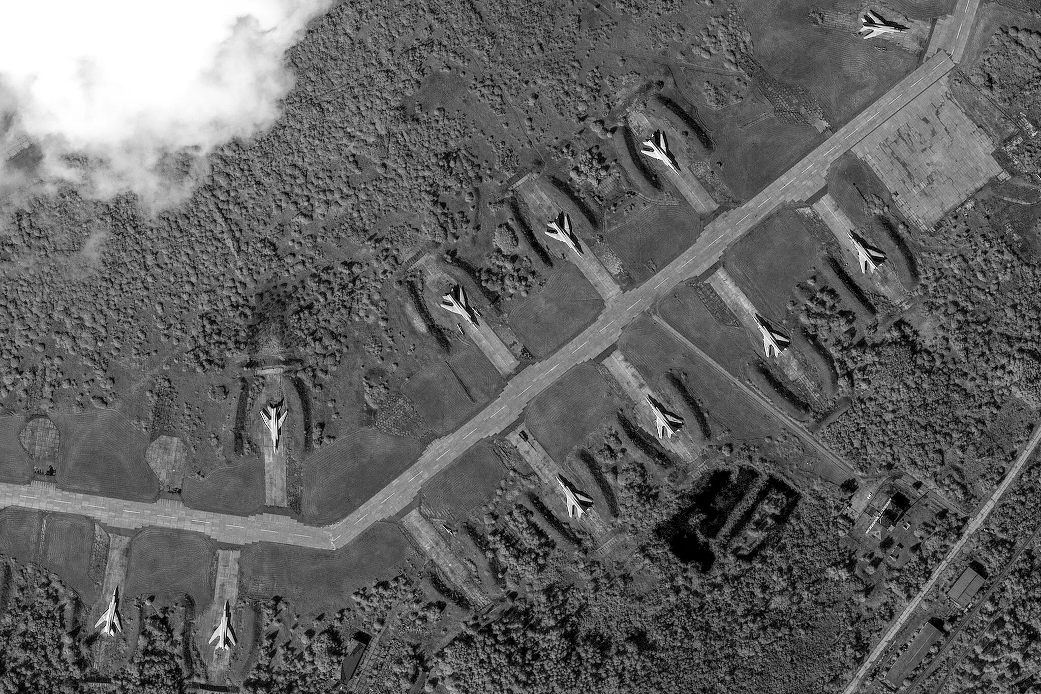 Бомбардувальники Ту-22М сідають на перон авіабази Сольці в Новгородській області на північному заході Росії в середу, 16 серпня. 